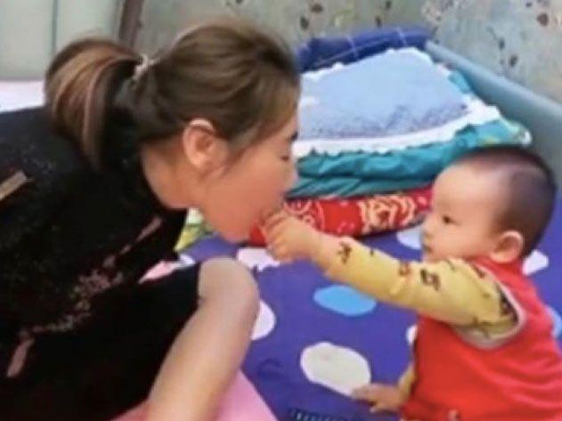 Bà mẹ cụt tay cho con ăn bằng chân, phản ứng của đứa trẻ làm nhiều người ngạc nhiên-3
