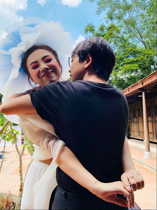 4 sao nữ hạnh phúc bên bạn trai chuyển giới-1