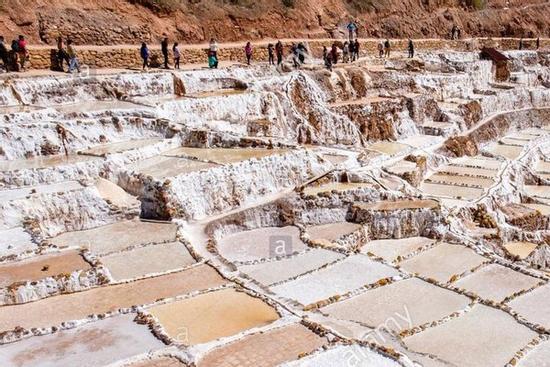 Mỏ muối cổ đại nhìn như ruộng bậc thang ở Peru