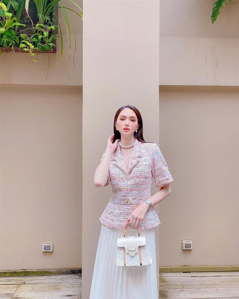 Diện váy điệu đà như nàng tiểu thư, Hương Giang lại bị dìm bởi chính đôi cao gót nặng trịch-1