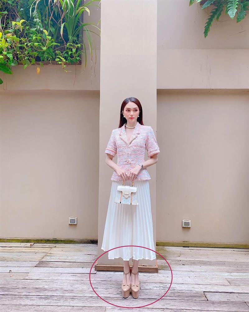 Diện váy điệu đà như nàng tiểu thư, Hương Giang lại bị dìm bởi chính đôi cao gót nặng trịch-2