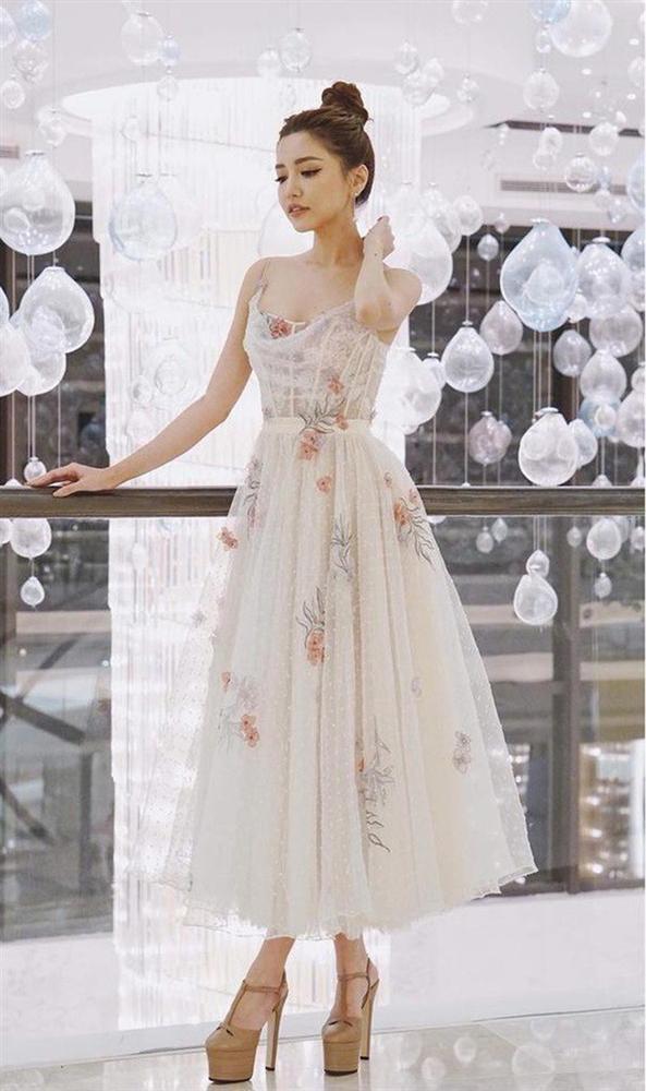 Diện váy điệu đà như nàng tiểu thư, Hương Giang lại bị dìm bởi chính đôi cao gót nặng trịch-7