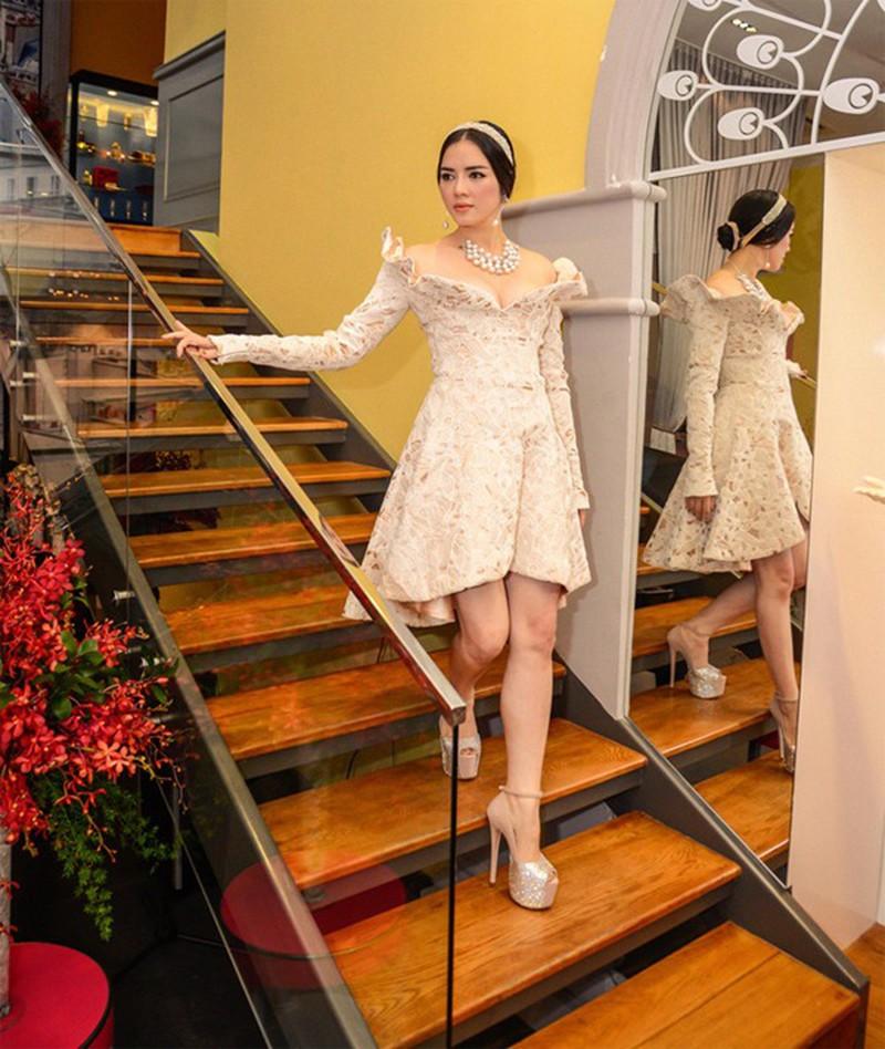 Diện váy điệu đà như nàng tiểu thư, Hương Giang lại bị dìm bởi chính đôi cao gót nặng trịch-8