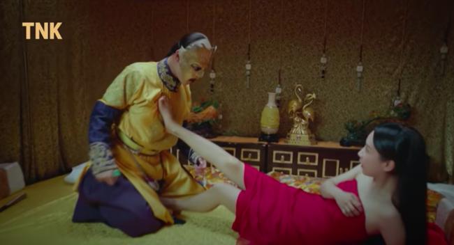 Dương Tử và cảnh nóng đầu đời gây sốc: Được vua thị tẩm, kiểm tra cơ thể đầy nhạy cảm-7