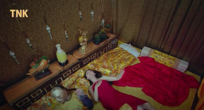 Dương Tử và cảnh nóng đầu đời gây sốc: Được vua thị tẩm, kiểm tra cơ thể đầy nhạy cảm-8