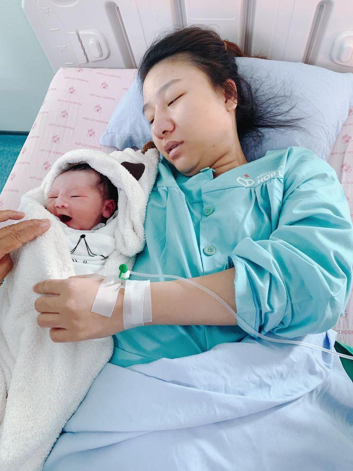 Con gái Bầu Đệ sinh con đầu lòng cho Nam vương Nguyễn Văn Sơn-1