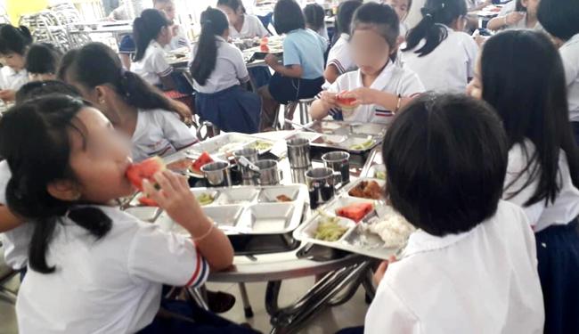 TP.HCM: Hơn 20 trẻ nhập viện vì nôn ói, tiêu chảy sau bữa ăn tại trường tiểu học, hàng chục học sinh khác biểu hiện bất thường-1