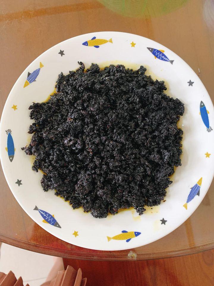 Cô gái học nấu món thịt chưng mắm tép trên mạng, nhìn thành phẩm suýt ngất-1