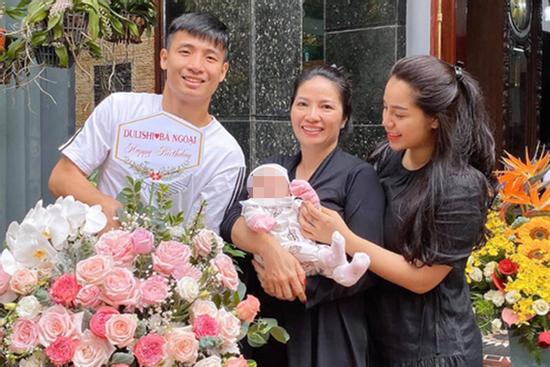 Mẹ vợ trung vệ Bùi Tiến Dũng đăng status nghi vấn con gái, con rể rạn nứt