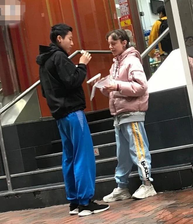 Lâu không xuất hiện, con gái rơi của Thành Long chật vật mưu sinh, nhìn dáng vẻ mới buồn-1