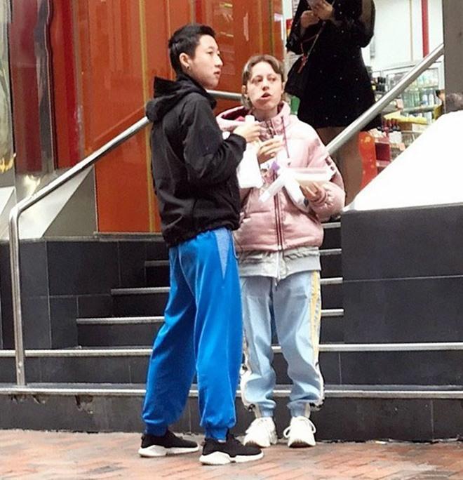 Lâu không xuất hiện, con gái rơi của Thành Long chật vật mưu sinh, nhìn dáng vẻ mới buồn-2