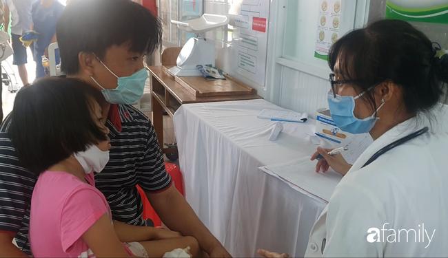 Hàng chục trẻ nghi ngộ độc sau bữa ăn ở trường tiểu học: Số người nhập viện tăng lên thành 45, trong đó có 2 giáo viên-3