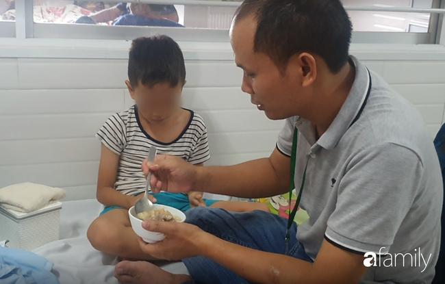 Hàng chục trẻ nghi ngộ độc sau bữa ăn ở trường tiểu học: Số người nhập viện tăng lên thành 45, trong đó có 2 giáo viên-5