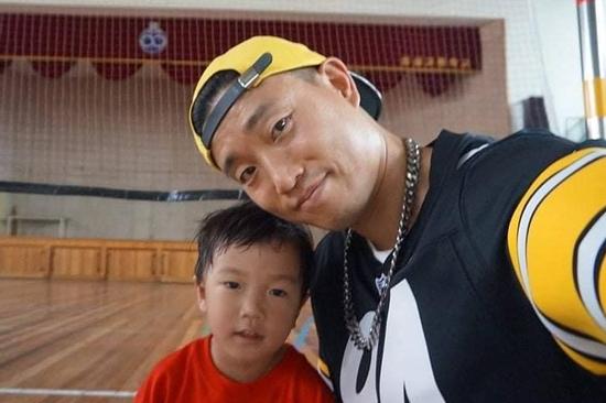 'Running Man' Gary khoe ảnh ngày bé giống con trai bây giờ như lột