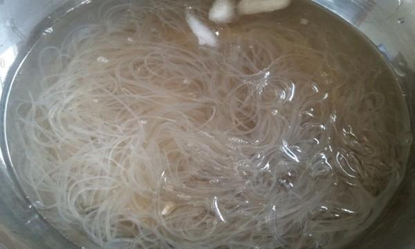 Mẹo xào miến vừa dai ngon lại có chút giòn giòn, 100 lần xào cũng không dính nhau-2