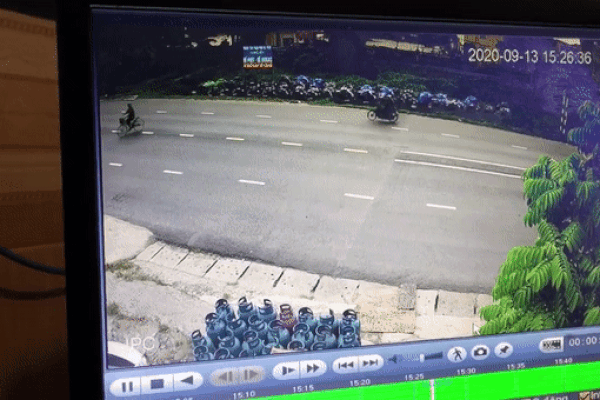 Clip: Ám ảnh khoảnh khắc cụ ông đi xe đạp bị xe máy tông văng ra đường