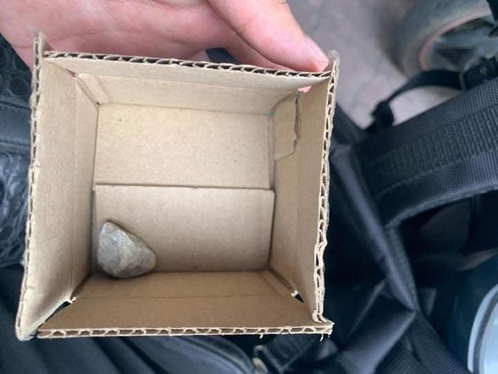 Hí hửng săn sale giá 1k, cô gái trẻ nhận ngay về cục đá để trong hộp-2