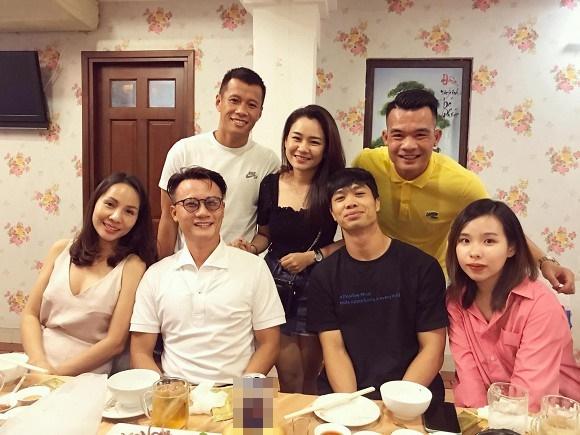 Vợ sắp cưới của Công Phượng mặc váy rộng vẫn lộ vòng 2 to bất thường-4