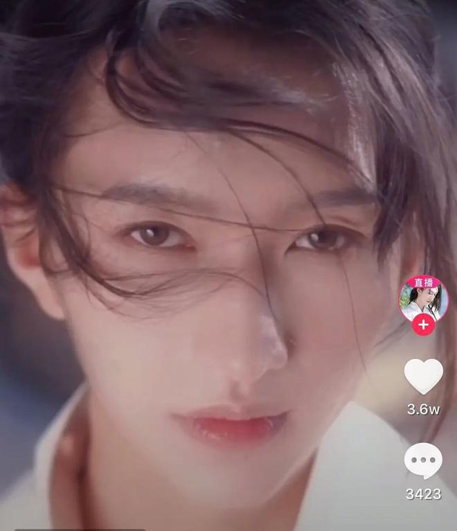 Góc tự hại: Mỹ nam cổ trang lộ nhan sắc không thể nhận ra khi lỡ tay tắt nhầm filter-2