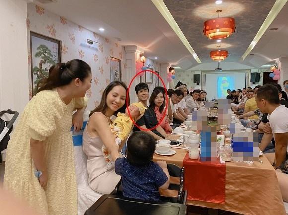 Vợ sắp cưới của Công Phượng mặc váy rộng vẫn lộ vòng 2 to bất thường-2