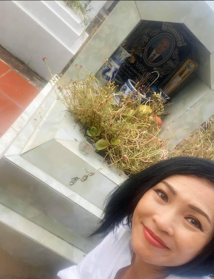 Phương Thanh đi viếng mộ và cầu siêu cho bố của con gái-1