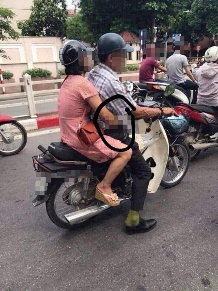 Xuất hiện nhiều bàn tay hư vô tư sờ soạng chỗ hiểm người yêu giữa phố-1