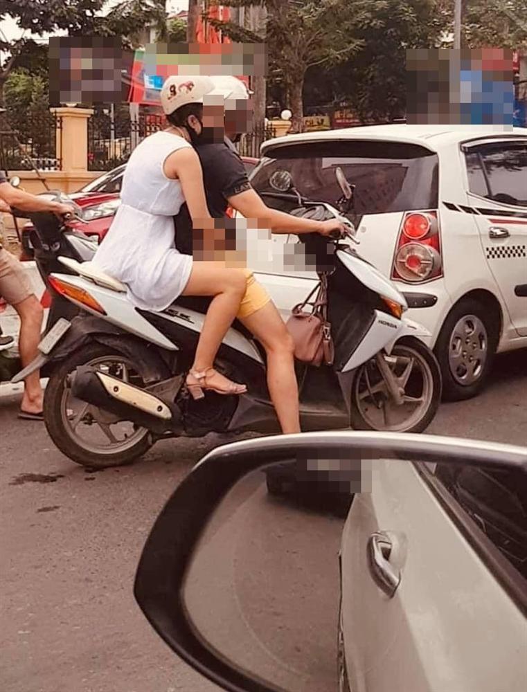 Xuất hiện nhiều bàn tay hư vô tư sờ soạng chỗ hiểm người yêu giữa phố-3