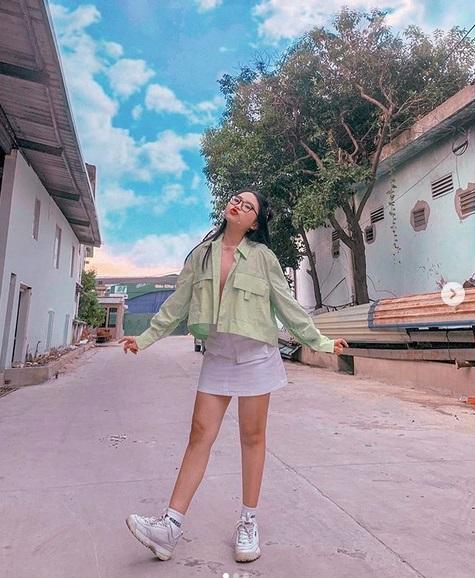 Sam lên đồ già dặn hơn ngày thường - Thúy Vi tôn body cùng đầm ôm sát-3