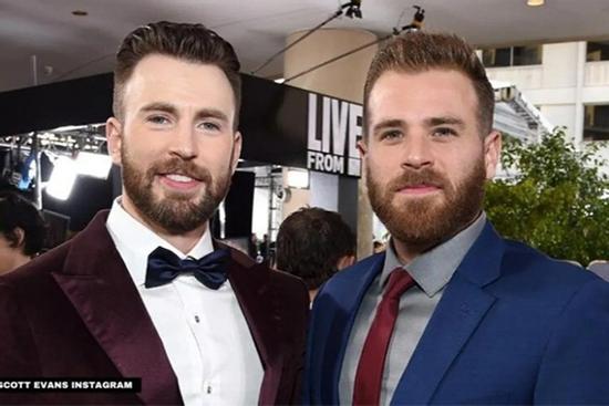 Chris Evans bị em trai trêu khi lộ ảnh nhạy cảm