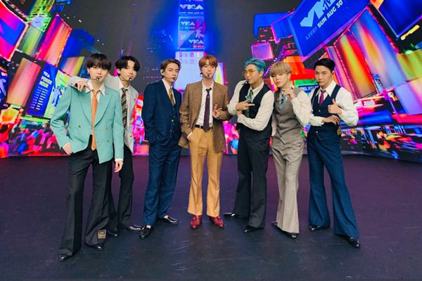 V BTS shock để đời khi nhận ra khóa quần không kéo trước camera trực tiếp-6