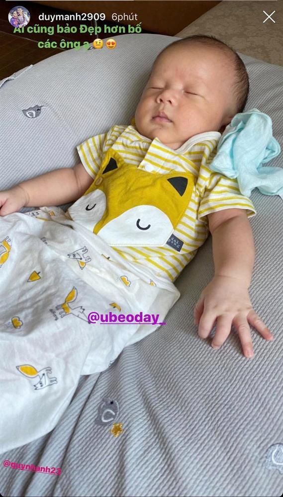 Con trai Đỗ Duy Mạnh lộ diện già dặn trong ngày tròn 1 tháng tuổi-1