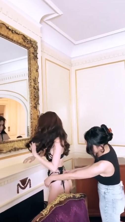 Ngọc Trinh khoe clip hậu trường chụp nội y với góc quay phản cảm-3