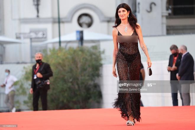 Trong buổi chiếu The World To Come, người đẹp Valentina Siragusa bị chỉ trích vì bộ váy mỏng tang. Tham dự LHP Venice các năm trước, cô cũng hứng "gạch đá" khi cố tình gây chú ý bằng phong cách hở hang.