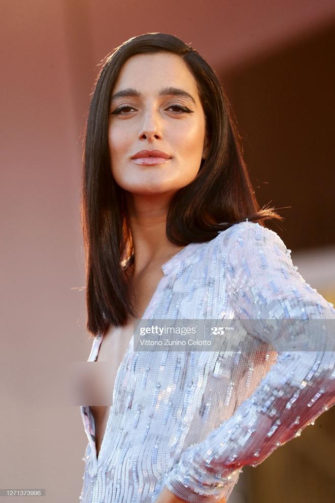 Levante diện váy cổ chữ V xẻ sâu trong buổi giới thiệu tác phẩm Notturno. Cô bị rơi vào cảnh hớ hênh trang phục ở góc chụp nghiêng.