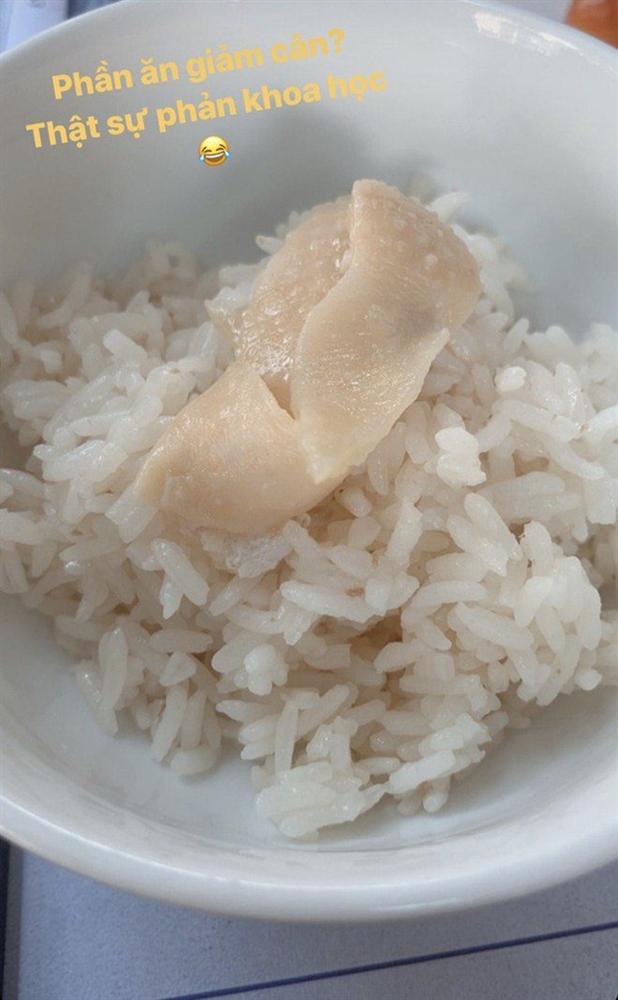 Chiều con gái như bố Hoàng Thùy Linh, nấu cho cả mâm cỗ gửi vào Sài Gòn-3