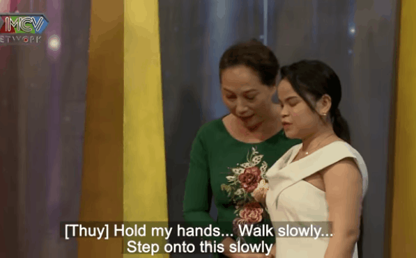 Mẹ chồng dắt con dâu đi chậm lên sân khấu, cả trường quay nín lặng vì câu chuyện sau đó-1