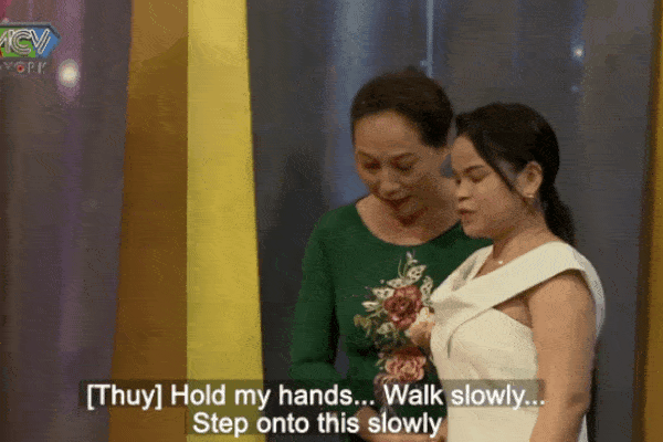 Mẹ chồng dắt con dâu đi chậm lên sân khấu, cả trường quay nín lặng vì câu chuyện sau đó