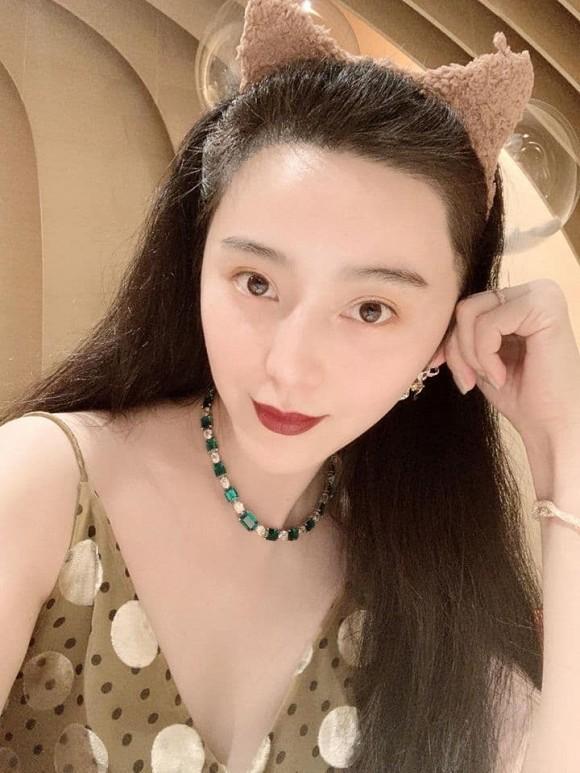 Phạm Băng Băng đeo vòng cổ ngọc lục bảo đắt đỏ lộ diện sau tin đồn tái hợp Lý Thần-1