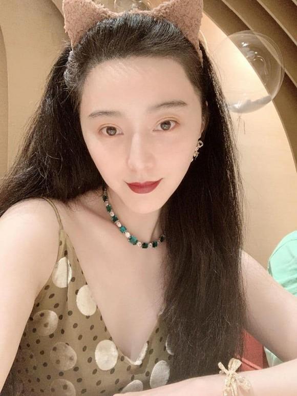 Phạm Băng Băng đeo vòng cổ ngọc lục bảo đắt đỏ lộ diện sau tin đồn tái hợp Lý Thần-2