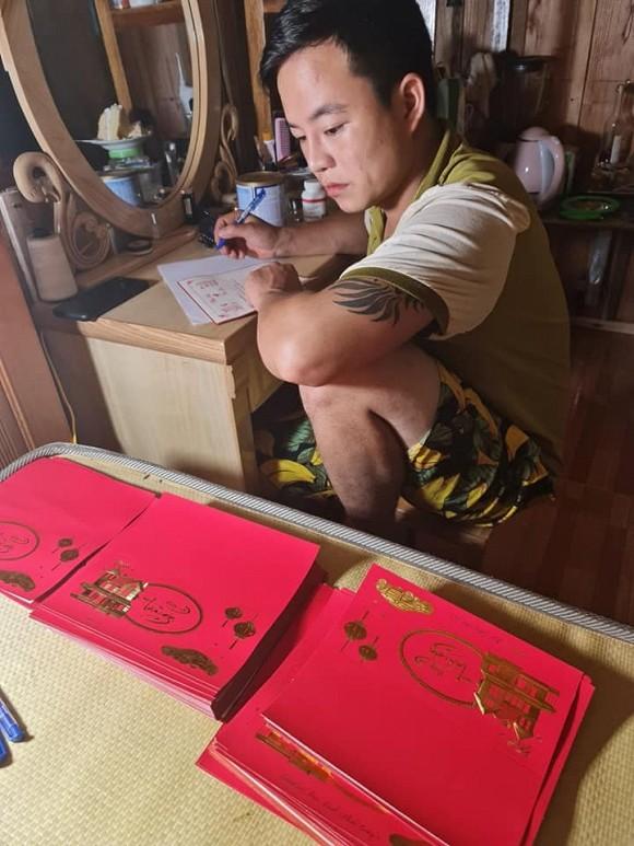 Cô dâu Cao Bằng chơi lớn phát cả trăm thiệp hồng mời bạn bè dự tiệc kỉ niệm 2 năm ngày cưới-3