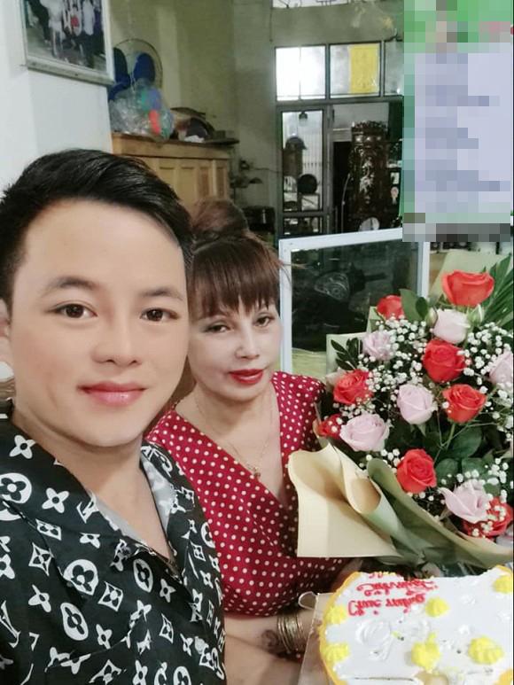 Cô dâu Cao Bằng chơi lớn phát cả trăm thiệp hồng mời bạn bè dự tiệc kỉ niệm 2 năm ngày cưới-4