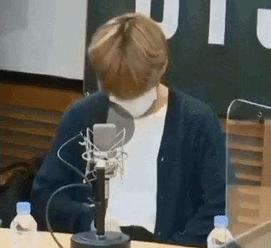 V BTS shock để đời khi nhận ra khóa quần không kéo trước camera trực tiếp-2