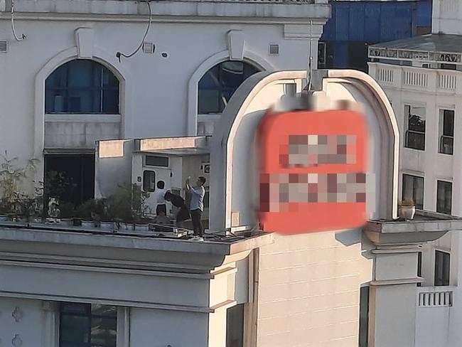 Toát mồ hôi nhóm thanh niên chới với khi tự sướng trên nóc tòa nhà cao chọc trời-1