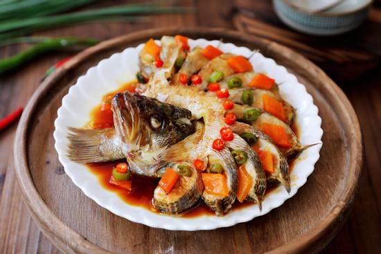 Chỉ là cá hấp thôi mà sao lại nghệ thuật thế này, làm xong mẹ chồng khen tấm tắc!