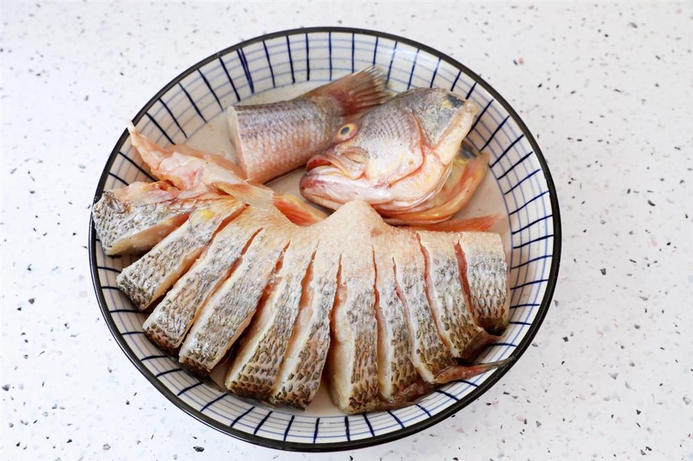 Chỉ là cá hấp thôi mà sao lại nghệ thuật thế này, làm xong mẹ chồng khen tấm tắc!-3