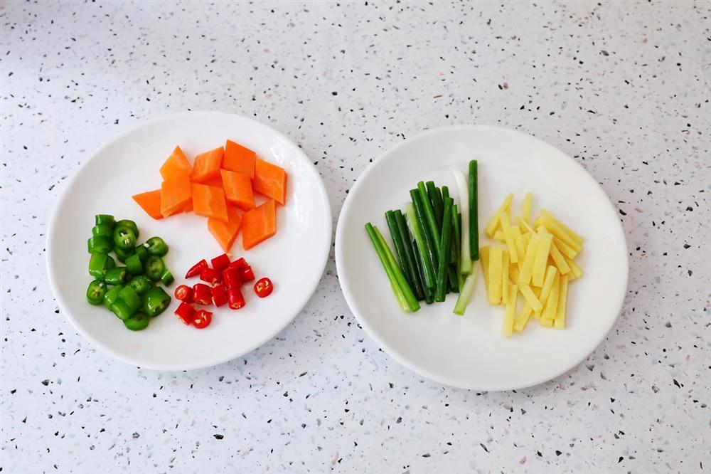 Chỉ là cá hấp thôi mà sao lại nghệ thuật thế này, làm xong mẹ chồng khen tấm tắc!-4