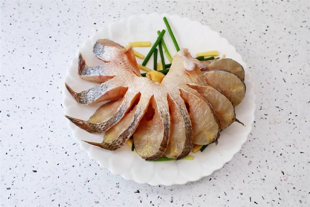 Chỉ là cá hấp thôi mà sao lại nghệ thuật thế này, làm xong mẹ chồng khen tấm tắc!-6