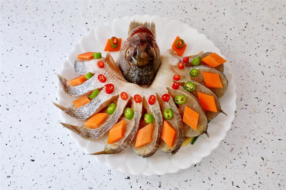 Chỉ là cá hấp thôi mà sao lại nghệ thuật thế này, làm xong mẹ chồng khen tấm tắc!-8