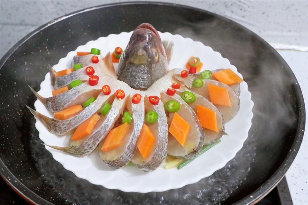 Chỉ là cá hấp thôi mà sao lại nghệ thuật thế này, làm xong mẹ chồng khen tấm tắc!-9