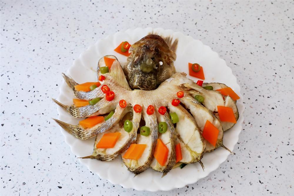 Chỉ là cá hấp thôi mà sao lại nghệ thuật thế này, làm xong mẹ chồng khen tấm tắc!-11